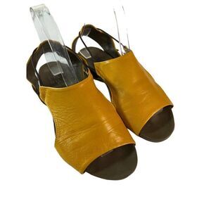 Lili Mill Italian Leather Peep Toe Cut Out Flats Sandals.  Yellow.  Size 8/38